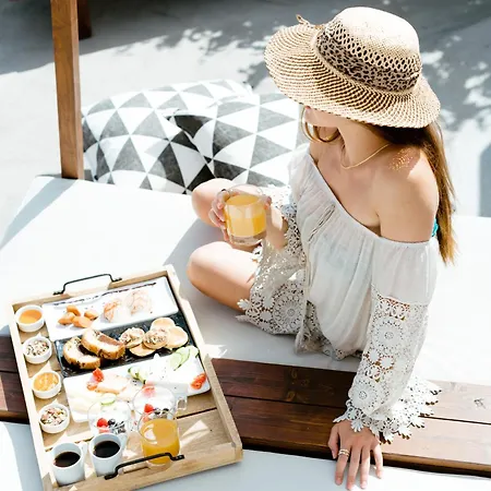 White And Grey شقة