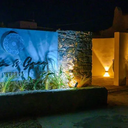 White And Grey Διαμέρισμα *