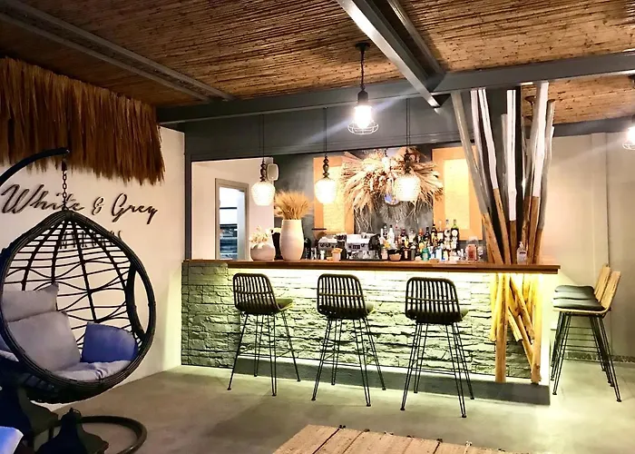 아파트 White And Grey